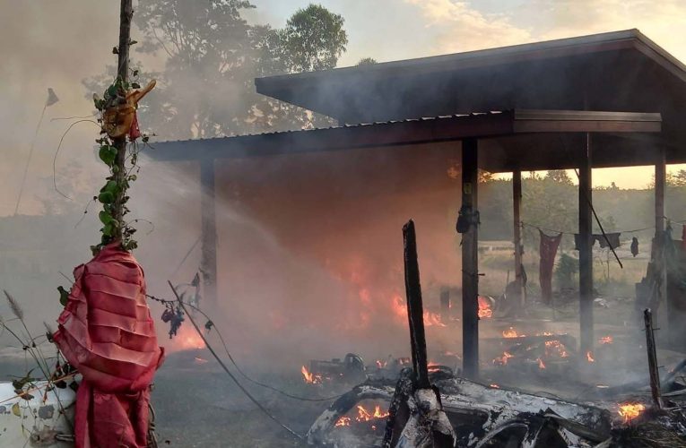 มุกดาหาร หนุ่มคลั่งยาบ้าเผาบ้านตัวเองวอดทั้งหลัง