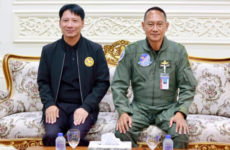 นายอำเภอกำแพงแสนเข้าพบผู้บัญชาการโรงเรียนการบินเพื่ออำลาเนื่องในโอกาสย้ายไปรับดำรงตำแหน่งนายอำเภอนครชัยศรี