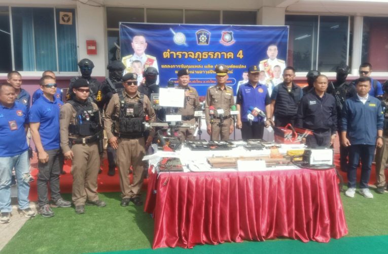 สกลนคร แถลงรวบหนุ่มตั้งโรงงานผลิตอาวุธปืนของกลางเพียบ