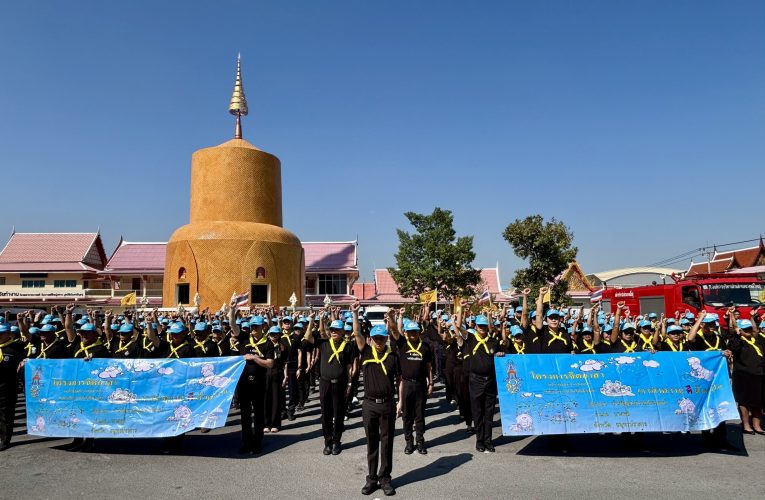 สมุทรปราการ 101268 สมุทรปราการจัดโครงการจิตอาสาพระราชทาน เราทำความ ดี ด้วยหัวใจ กิจกรรมจิตอาสาพัฒนา เนื่องในวันรัฐธรรมนูญ ปรับปรุงภูมิทัศน์ บริเวณลานพระมหาเจดีย์ วัดบางพลีใหญ่กลาง