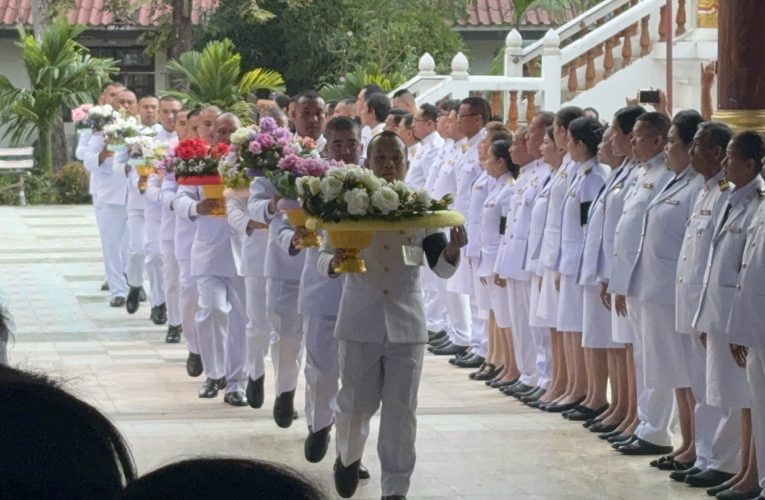 ปทุมธานี พิธีอัญเชิญน้ำหลวงอาบศพ วางพวงมาลาพระราชทาน