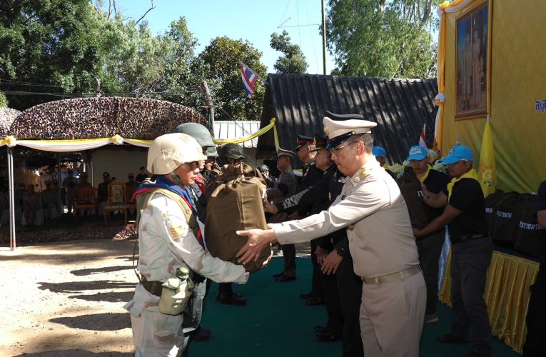 แม่ฮ่องสอน พระบาทสมเด็จพระเจ้าอยู่หัว ทรงพระกรุณาโปรดเกล้าฯ ให้องคมนตรี เชิญสิ่งของพระราชทาน มอบแก่เจ้าหน้าที่ที่ปฏิบัติภารกิจ กองกำลังชายแดน ณ ฐานปฏิบัติการบ้านจ่าโบ่ อำเภอปางมะผ้า จังหวัดแม่ฮ่องสอน