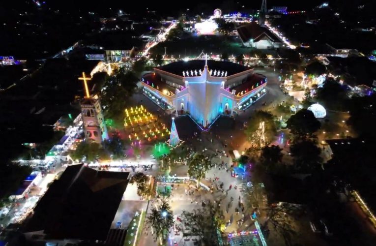 สกลนคร เทศกาลเสน่ห์แห่งสีสัน เทศกาลแห่งศรัทธา แห่ดาวคริสต์มาส ตื่นตาโดรน 500 ลำแปรอักษร