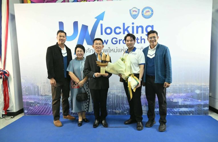 ขอแสดงความยินดีกับท่านสุเมธ ธีรนิติ อดีตผู้ว่าราชการจังหวัดสิงห์บุรี ที่ได้รับรางวัล “ผู้ว่าราชการจังหวัดสำเภาทอง”ประจำปี 2568