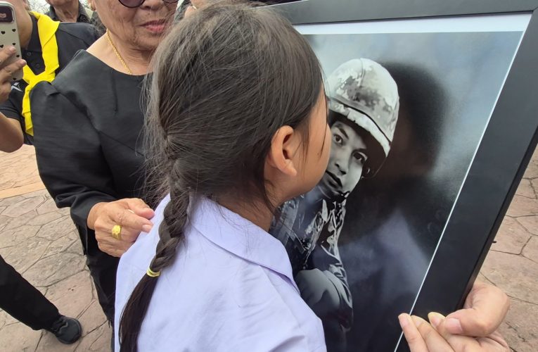 ร่างทหารกล้าธนรัตน์ถึงสนามบินอุดร น้องสาวหอมแก้มรูปพี่“กลับบ้านเรานะ หนูอยากเป็นทหารเหมือนพี่”