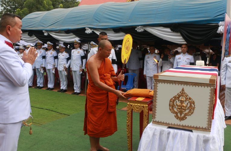 สุดเศร้า ร่างพลทหารธนรัตน์ จันทร์ประทัด ทหารกล้าหลังพลีชีพบึงตะกวน ปกป้องชาติถึงบ้านเกิด ประกอบพิธีอย่างสมเกียรติ ปู่ย่าเผยหลานทำดีที่สุดแล้ว