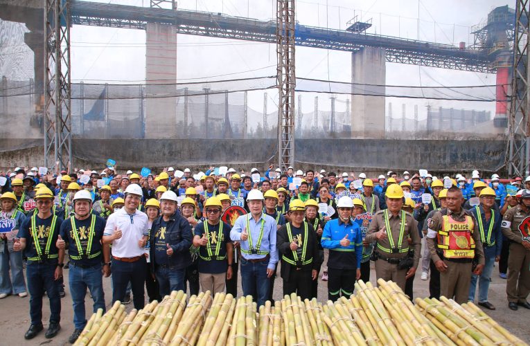 โรงงานน้ำตาลสิงห์บุรีจัดพิธีโยนอ้อย ประจำปีการผลิต 2568/69 พร้อมรณรงค์ “ นะโม ตัดสด ” ลดเผาอ้อย