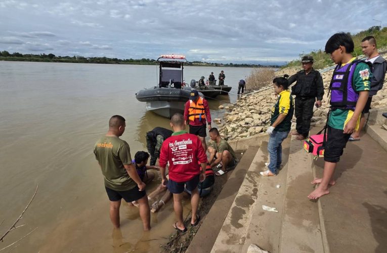 สมกับเป็นทหารเรือ สน.เรือหนองคาย กระโดดน้ำช่วยเหลือชายพลัดตกน้ำโขง กว่าจะช่วยนำขึ้นได้ใช้เวลากว่า 4 ชม.
