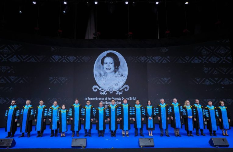 มหาวิทยาลัยนานาชาติแสตมฟอร์ดนำบัณฑิตนานาชาติ 1,226 คน จาก 32 ประเทศ ร่วมถวายความอาลัยสมเด็จพระพันปีหลวง ในพิธีประสาทปริญญาบัตรครั้งที่ 26