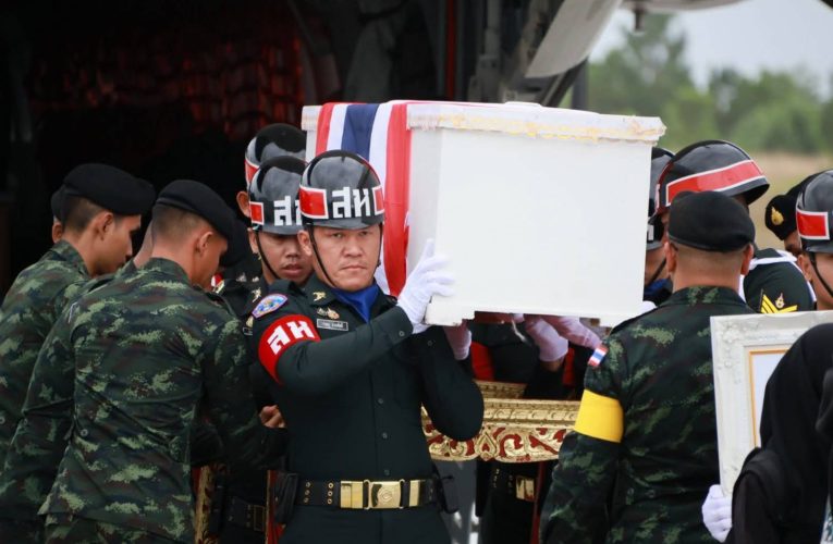พลอาสา มุสตากีม มาเจ๊ะมะ ” วีรบุรุษช่องอานม้า” ทันทีที่เครื่อง C 130 นำร่างผู้พลีชีพเนิน 677 แดะรันเวย์ที่ท่าอากาศยานนราธิวาส ได้มีพิธีอย่างสมเกียรติ โดย มทภ.4 พร้อมผู้บังคับบัญชาตบเท้าตั้งแถวรับ ก่อนเคลื่อนขบวนกลับไปทำพิธีฝังที่สุสาน ต.ดุซงญอ อ.จะแนะ