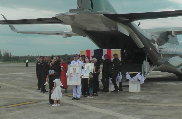 ชาวจังหวัดกระบี่ร่วมรับศพและสดุดีจ่าสิบเอกทวีรัตน์รัตนบุรีทหารกล้าที่พลีชีพเพื่อชาติ ณ ท่าอากาศยานนานาชาติกระบี่สองข้างถนนประชาชนร่วมแสดงความอาลัย