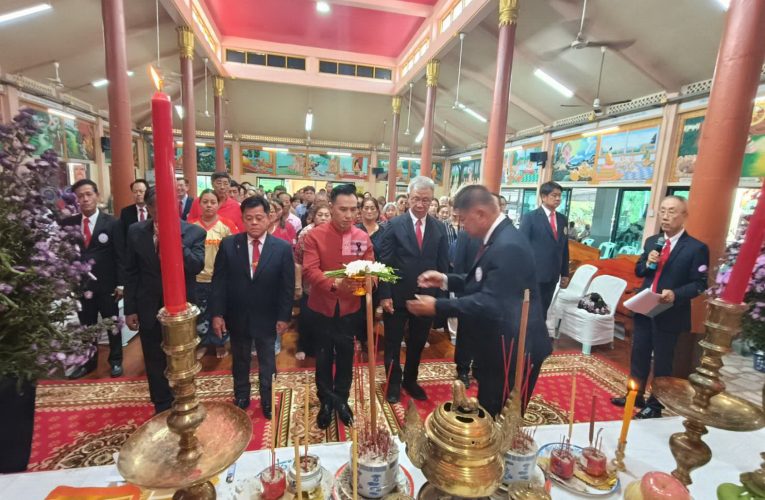 ชาวไทยเชื้อสายจีนลพบุรีเซ่นไหว้บรรพบุรุษที่ใด้ล่วงลับไปแล้ว