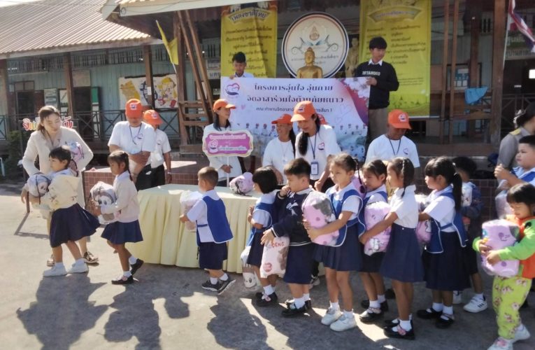 นครราชสีมา – จิตอาสามอบผ้าห่มกันหนาว สร้างรอยยิ้มเด็กเล็ก รับลมหนาว