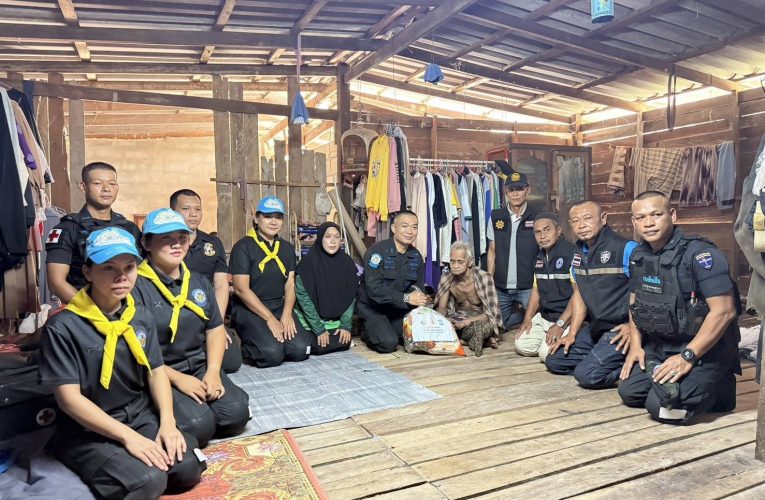 หน่วยเฉพาะกิจนาวิกโยธินภาคใต้ “ค่ายจุฬาภรณ์” โดย “ทหารพรานนาวิกโยธินกองทัพเรือ” เดินเท้าเข้าช่วยเหลือชาวบ้าน หลังน้ำลดอย่างต่อเนื่อง