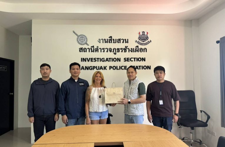 ทำดีต้องชื่นชม นักท่องเที่ยวชาวต่างชาติ ขอบคุณและชื่นชมการทำงานของตำรวจ สภ.ช้างเผือก ที่ติดตามจับกุมคนร้ายวิ่งราวทรัพย์