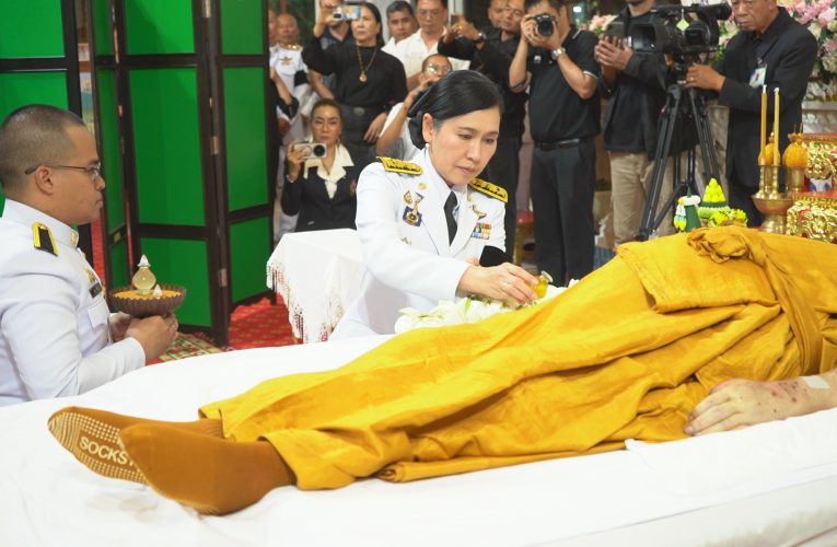 ผวจ.นครปฐม เป็นประธานสรงน้ำหลวงอาบศพ หลวงปู่แผ้ว ปวโร