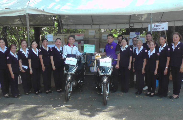 วันรวมน้ำใจให้กาชาดส่วนราชการห้างร้านมอบสิ่งของให้เหล่ากาชาดกระบี่ออกร้านงานส่งท้ายปีเก่าต้อนรับปีใหม่จำหน่ายสลากชิงรถยนต์เก๋งหารายได้ช่วยกลุ่มเปราะบาง 25 ธันวาคม 68 ถึง 3 มกราคม 69