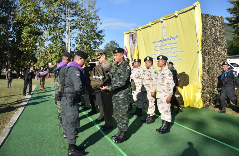 พระบาทสมเด็จพระเจ้าอยู่หัว ทรงพระกรุณาโปรดเกล้าฯให้ พลเอกไพบูลย์ คุ้มฉายา องคมนตรี เชิญถุงพระราชทาน เนื่องในโอกาสปีใหม่ มอบแก่เจ้าหน้าที่ ที่ปฏิบัติงานภารกิจ กองทัพภาคที่ 2 กกล.สุรศักดิ์มนตรี ณ ฐานปฏิบัติการกองร้อย ฉก.ทพ 2110 ฉก.ทพ.21 อำเภอสังคม จังหวัดหนองคาย