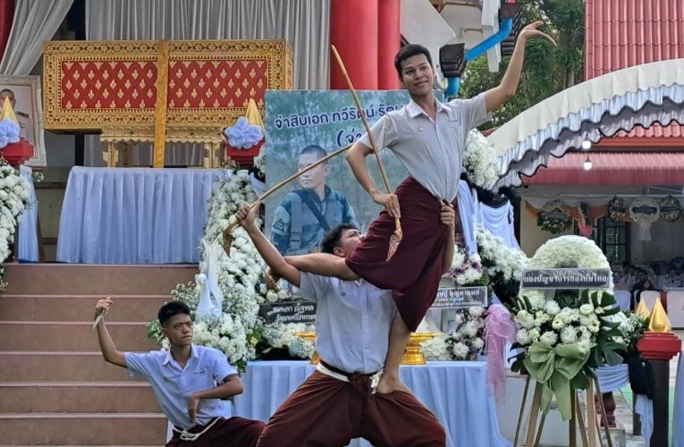 ชาวกระบี่ ชื่นชมสปิริตคณะนักแสดงจากวิทยาลัยนาฏศิลปนครศรีธรรมราช แม้จะประสบอุบัติเหตุรถบัส 2 ชั้น ชนกับรถพ่วง 18 ล้อ ได้รับบาดเจ็บนับสิบคน แต่ก็ยังแสดงโขนเรื่องรามเกียรติ์ ชุดพระรามรบทศกัณฐ์ หน้าเมรุ ในการประกอบพิธีพระราชทานเพลิงศพ จ่าสิบเอกทวีรัตน์ รัตนบุรี ทหารกล้าที่สละชีพเพื่อชาติชายแดนไทย-กัมพูชา