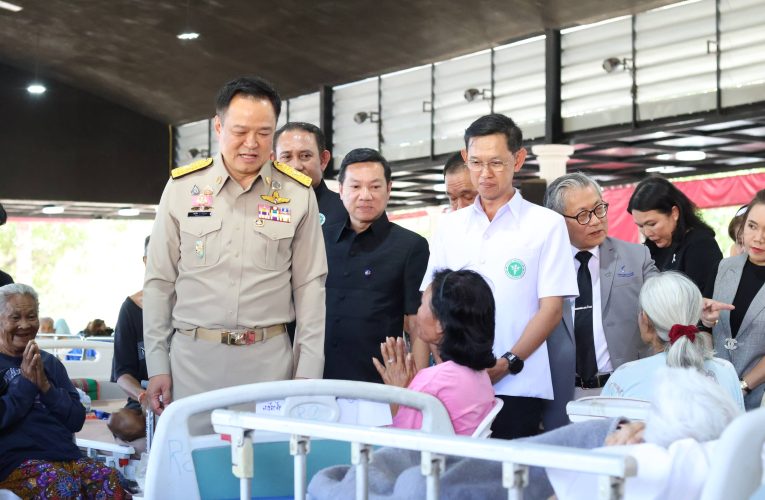 จันทบุรี/ “อนุทิน” เยี่ยมและให้กำลังใจผู้อพยพศูนย์พักพิงชั่วคราว กลุ่มเปราะบาง จ.จันทบุรี