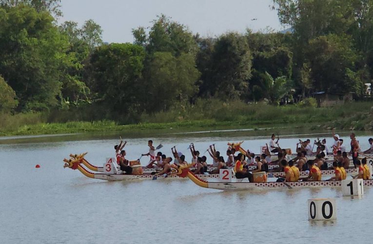 การแข่งขันเรือพาย ซีเกมส์ ครั้งที่ 33 สนามอ่างเก็บน้ำคลองบางไผ่ จ.ระยอง แข่งขันประเภทเรือยาวมังกร 3 รุ่น ไทยพลาดเหรียญทอง ได้แค่เหรียญเงิน และเหรียญทองแดง