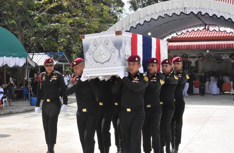 พระบาทสมเด็จพระเจ้าอยู่หัว ทรงพระกรุณาโปรดเกล้าโปรดกระหม่อมพระราชทาน พระบรมราชานุเคราะห์ ในการพระราชทานเพลิงศพ จ่าสิบเอก ทวีรัตน์ รัตนบุรี อย่างสมเกียรติ สดุดีทหารกล้าวีรบุรุษผู้พลีชีพเพื่อปกป้องผืนแผ่นดินไทย จากเหตุการณ์ความไม่สงบบริเวณชายแดนไทย–กัมพูชา