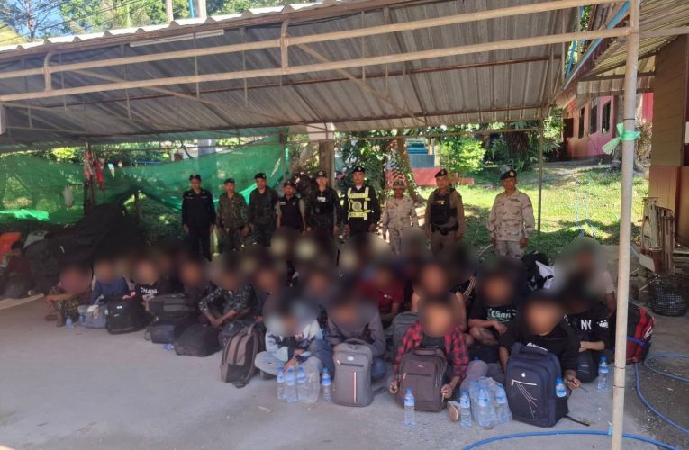 กาญจนบุรี ทหาร ฉก.ลาดหญ้า กกล.สุรสีห์ รวบแรงงานเถื่อนกลางป่า 43 ชีวิต ค่าหัว 2 หมื่น แลกทำงานมาเลเซีย