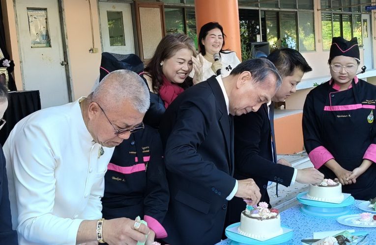 วิทยาลัยอาชีวศึกษาลพบุรีจัดงานเทศกาลเค้กส่งสุขปีใหม่
