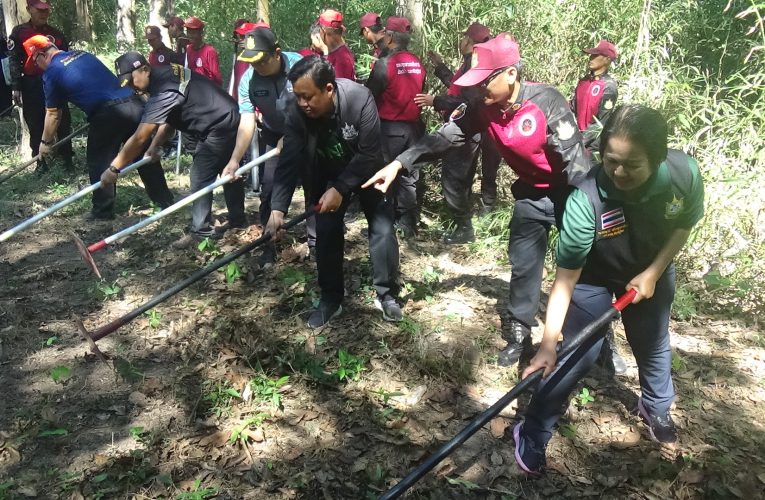 ผู้ว่าราชการ จ.พิษณุโลก นำประชาชน Kick off การป้องกันและแก้ไขปัญหาไฟป่า หมอกควัน และฝุ่นละอองขนาดเล็ก (PM 2.5)