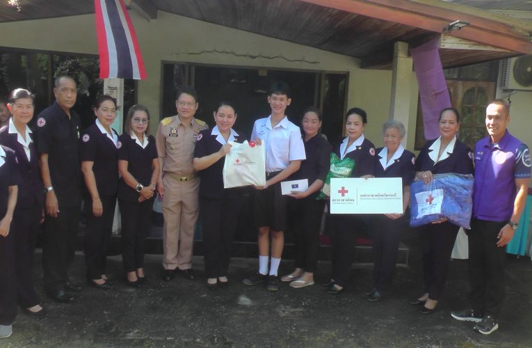 ผู้ว่าและนายกกาชาดกระบี่นำคณะกรรมการลงพื้นที่พบปะเยี่ยมเยียนให้กำลังใจนักเรียนทุนพระราชทานรุ่น 17 ปี 2568 ระดับจังหวัด 2 คนที่จะเข้าเฝ้าพระเจ้าอยู่หัว 28 ธันวาคมนี้