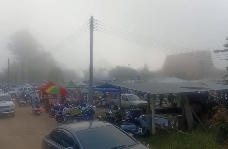 หมอกหนาขาวโพลน ปกคลุมทั่วเมือง เกิดปรากฏการณ์ กลางคืนหนาว เช้าเย็น กลางวันร้อน ชัดเจนมาก