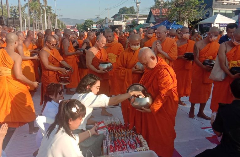 กาญจนบุรี เมืองขุนแผน แควนโบราณ ตักบาตรพระ 10,000 รูป ทำบุญเมือง 194 ปี ช่วยผู้ประสบภัยทั่วไทย