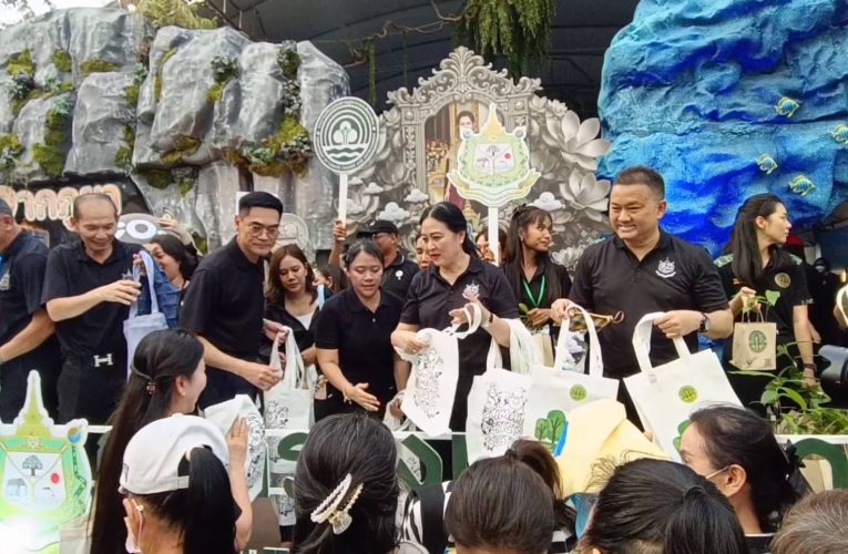 ดร.รวีวรรณ ปลัดกระทรวงฯ นำทีม ทส. ชวนประชาชนพกถุงผ้า ลดใช้ถุงพลาสติกในงานกาชาด ปี 2568