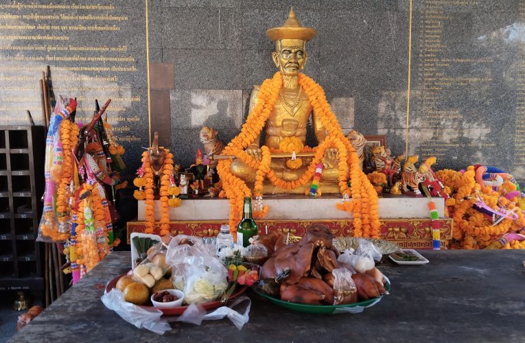 น่านผู้ประกอบการเดินรถโดยสาร ทำพิธีแก้บนเซ่นไหว้บวงสรวงบูชาสิ่งศักดิ์สิทธิ์ เทพยดาอารักษ์ เพื่อช่วยปกป้องคุ้มภัยรักษา ผู้โดยสารพนักงานพร้อมรถโดยสารที่เดินทางสัญจรผ่านไป มา ให้มีความปลอดภัยในช่วงเทศกาลปีใหม่