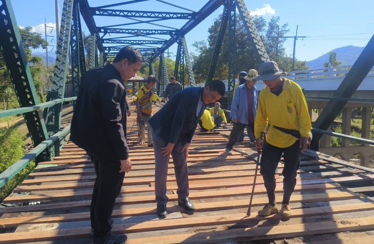 นายอำเภอปาย ลงพื้นที่ตรวจเยี่ยมการดำเนินการซ่อมแซมสะพานประวัติศาสตร์บ้านท่าปาย
