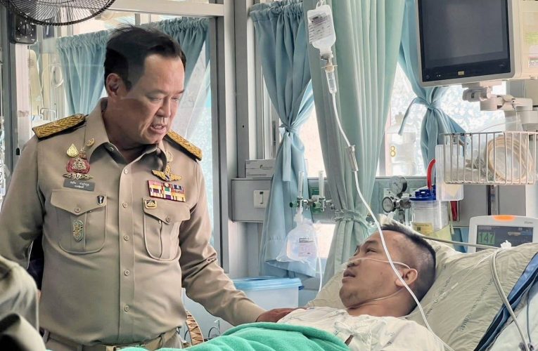 จ.จันทบุรี นายกรัฐมนตรี บินด่วนเยี่ยมให้กำลังใจทหารนาวิกโยธิน บาดเจ็บจากเหตุเหยียบทุ่นระเบิด จ.ตราด พร้อมสร้างความเชื่อมั่นรัฐบาลและกองทัพพร้อมดูแลและเยียวยาวีรบุรุษทหารกล้า