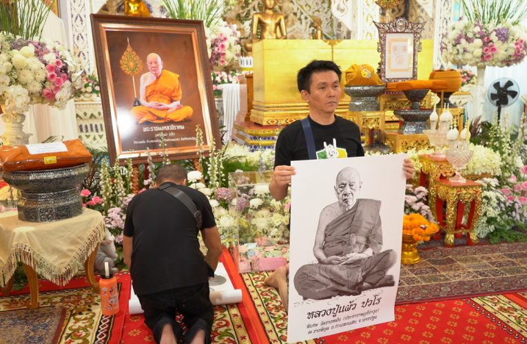 วัดรางหมันแจกฟรีรูปโปสการ์ดหลวงปู่แผ้ว ปวโร ลงยันต์ปลุกเสก