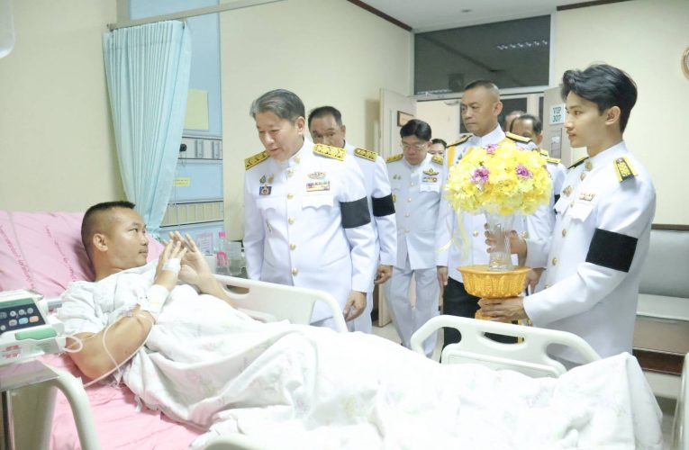 ผู้ว่าราชการจังหวัดจังหวัดจันทบุรี เชิญแจกันดอกไม้และตะกร้าสิ่งของพระราชทาน ไปมอบให้แก่กำลังพล ที่ได้รับบาดเจ็บจากสถานการณ์ชายแดนไทย-กัมพูชา เพื่อบำรุงขวัญกำลังใจ