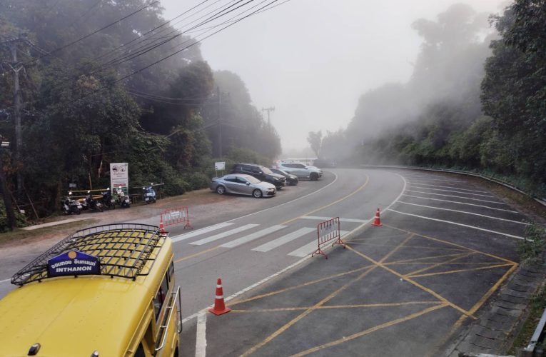 อากาศหนาวที่เชียงใหม่ อุณหภูมิเพิ่มขึ้นเล็กน้อย ยังเกิดเหมยขาบอยู่ที่ดอยอินทนนท์ อุณหภูมิต่ำสุดวัดได้ 6 องศา ที่ยอดดอย ยอดหญ้าอุณหภูมิ 0.8 องศา น้ำค้างแข็ง เหมยขาบ เกาะตามยอดหญ้า