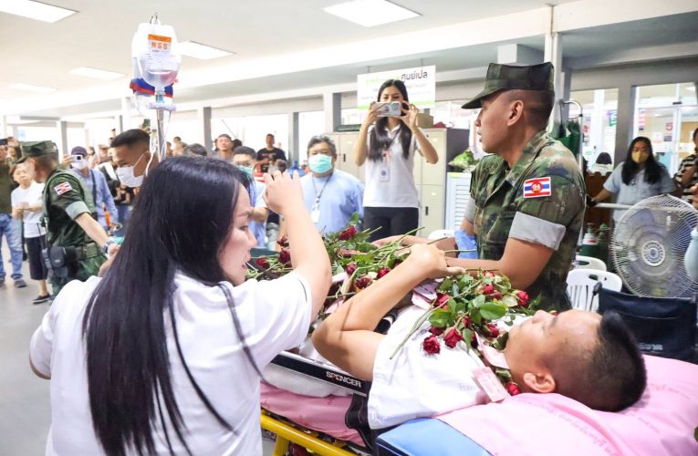 จ.จันทบุรี แพทย์ พยาบาลและประชาชนชาวจังหวัดจันทบุรี ร่วมส่งกำลังใจส่งทหารกล้า จ่าเอก เทอดพงษ์ เดินทางไปรักษาต่อโรงพยาบาลต้นสังกัด จังหวัดชลบุรีหลังอาการดีขึ้นปลอดภัย