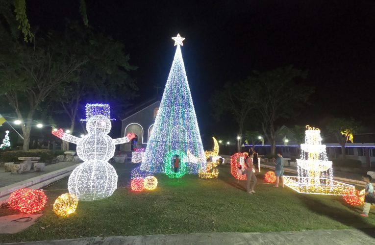 จ.พิษณุโลก เริ่มประดับประดาเมือง เพื่อเฉลิมฉลองเทศกาลคริสมาสต์ และเทศกาลส่งท้ายปีเก่า ต้อนรับปีใหม่ ร้อยเปอร์เซ็นต์ กันแล้ว