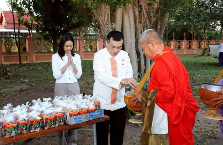 ผู้ว่าฯ อุตรดิตถ์ เปิดกิจกรรม “ถนนสายบุญ ปันสุข คนลับแล” สืบสานวิถีชุมชน นำธารน้ำใจสู่กลุ่มเปราะบาง ถวายเป็นพระราชกุศลแด่พระพันปีหลวง