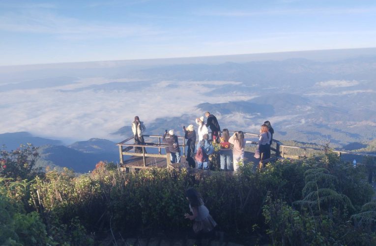 อากาศหนาวเกิดเหมยขาบเป็นครั้งที่ 16 แล้ว อุณหภูมิยอดหญ้า 0.6 องศา น้ำค้างแข็งเกาะยอดหญ้าและดอกหญ้า นักท่องเที่ยวยังคงคึกคัก เตรียมรับมือช่วงหยุดยาว ช่วงส่งท้ายปีเก่าต้อนรับปีใหม่ เต็มที่