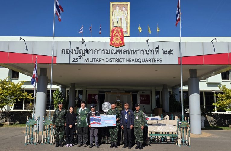 สุรินทร์-บ.ศักดิ์สิทธิ์อัลลอย มอบธงชาติไทยพร้อมเสา และม้านั่งเหล็กให้กับ ผบ.มทบ.25 เพื่อนำไปตั้งประกาศเขตอธิปไตยบนเนินที่ไทยยึดได้