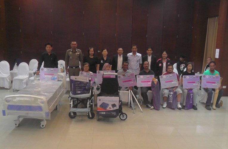 ขนส่งจังหวัดกระบี่มอบอุปกรณ์ช่วยเหลือผู้พิการประสบภัยจากการใช้รถใช้ถนนประจำปี 2568 รวม 10 คนมูลค่า 676,000 บาท