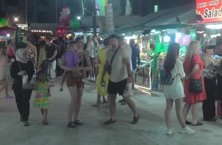 แหล่งท่องเที่ยวอ่าวนางยามค่ำคืนช่วงคริสต์มาศและปีใหม่คึกคักเนืองแน่นด้วยนักท่องเที่ยวชาวต่างชาติตลอดเส้นทาง 3 กิโลเมตรห้องพักอ่าวนางเกาะพีพีเกือบเต็มคาดเงินสะพัดไม่ต่ำกว่า 4 พัน 5 ร้อยล้านบาท