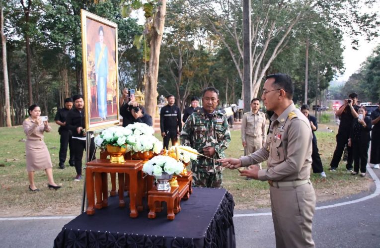 ประจวบฯ ส่งมอบไม้จันทน์หอมจากกุยบุรี สร้างพระโกศจันทน์ถวายพระเพลิงพระบรมศพ