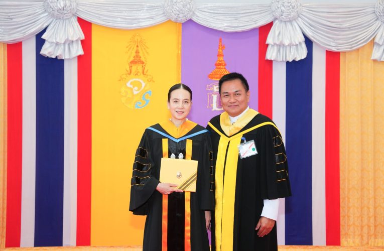 “มาดามแป้ง” รับปริญญาดุษฎีบัณฑิตกิตติมศักดิ์ สาขาวิชาการจัดการธุรกิจท่องเที่ยวและโรงแรม จาก ม.นครพนม