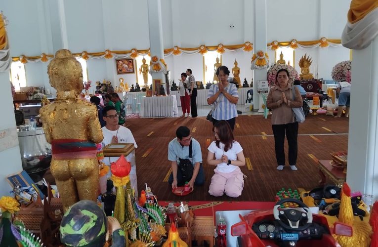 ปทุมธานี ผู้โชคดีแห่แก้บน “ไอ้ไข่วัดบึงบา ท้าวเวสฯ แม่ตะเคียนทอง หลังขอพรครั้งแรกถูกรางวัลหลายใบตามกระแสโซเซียล