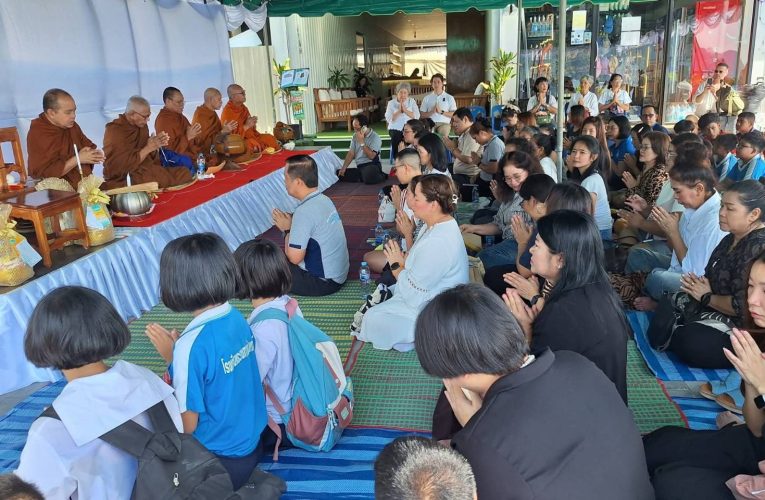 รำลึกครบรอบ 21 ปีภัยพิบัติคลื่นยักษ์สึนามิถล่มเกาะพีพีผู้ปะกอบบการชาวบ้านร่วมทำบุญอุทิศส่วนกุศลให้ผู้ล่วงลับและสูญหายรวม 1,309 คนบรรยากาศโศกเศร้ายังติดอยู่ในใจ